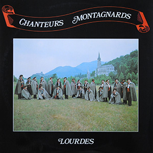 Couverture de l'album : chanteurs dans la prairie du Sanctuaire de Lourdes